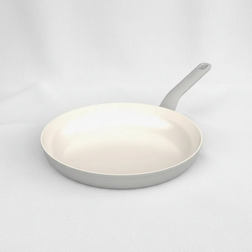 Round frying pan with hanging handle