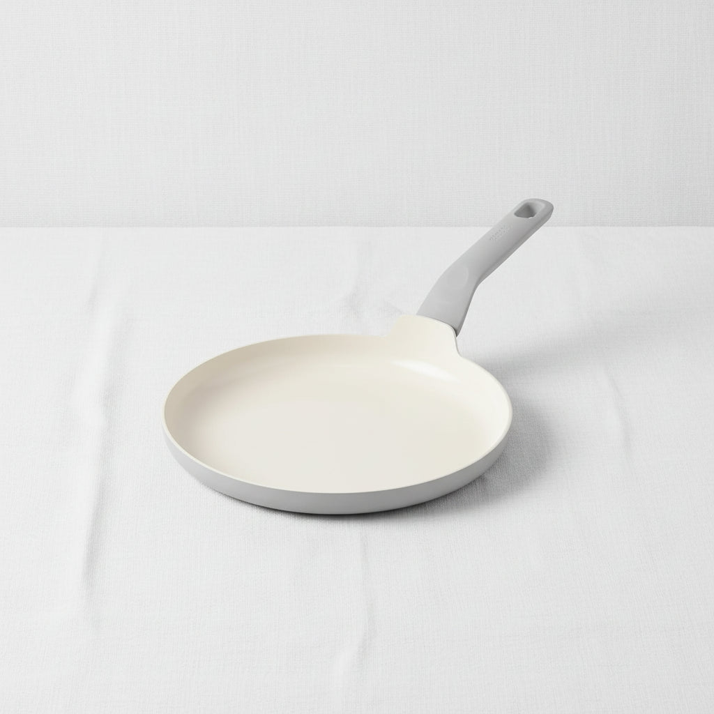 Ergonomic round frying pan